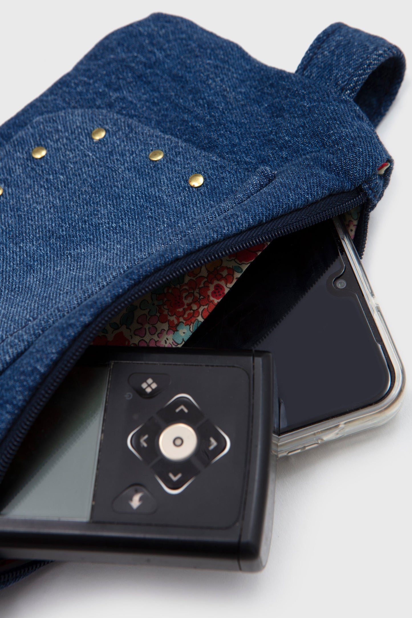 
                  
                    Riñonera para Bomba de Insulina y Móvil Denim Tachas
                  
                