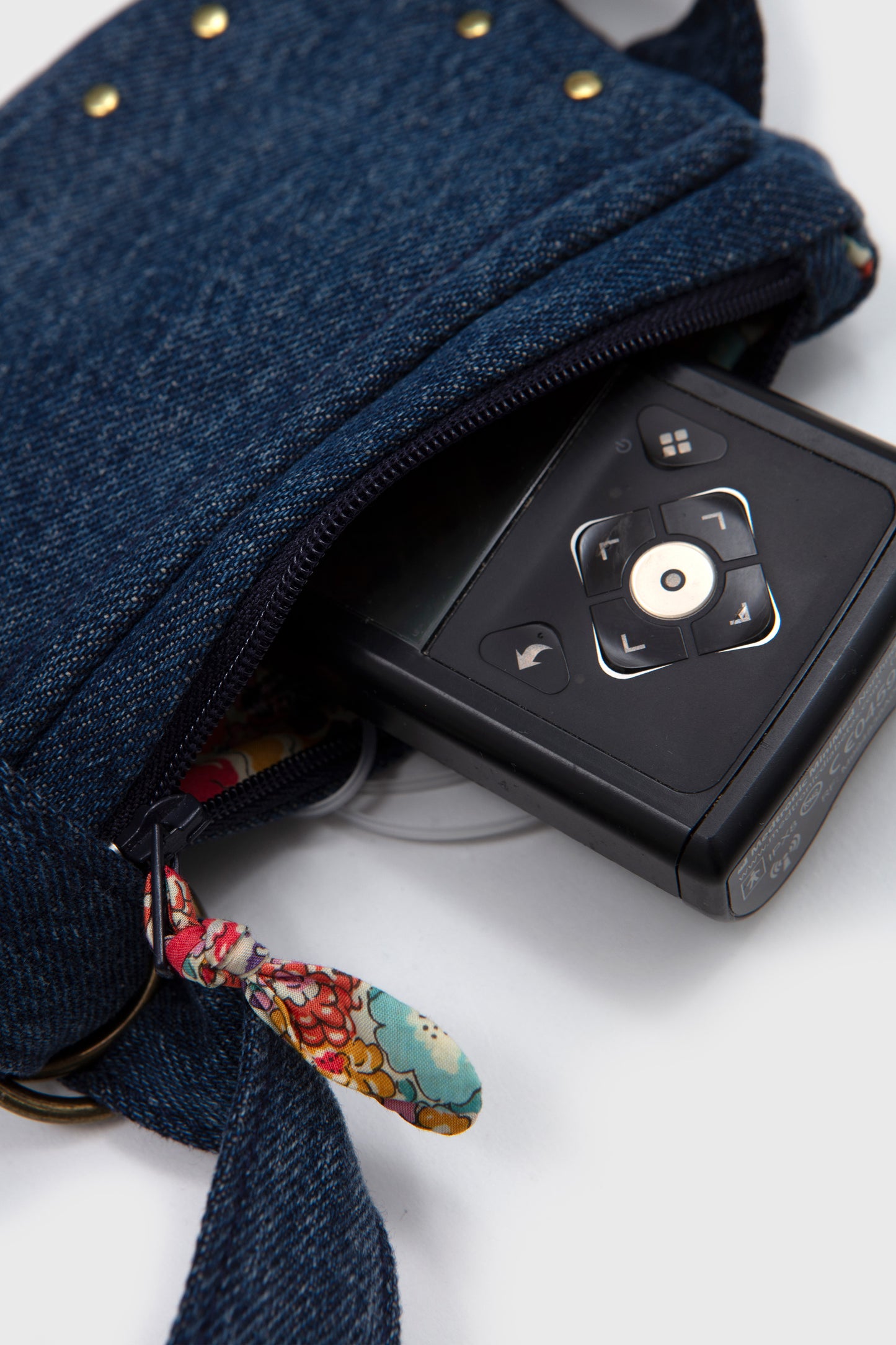 
                  
                    Riñonera Denim Tachas para Bomba de Insulina
                  
                