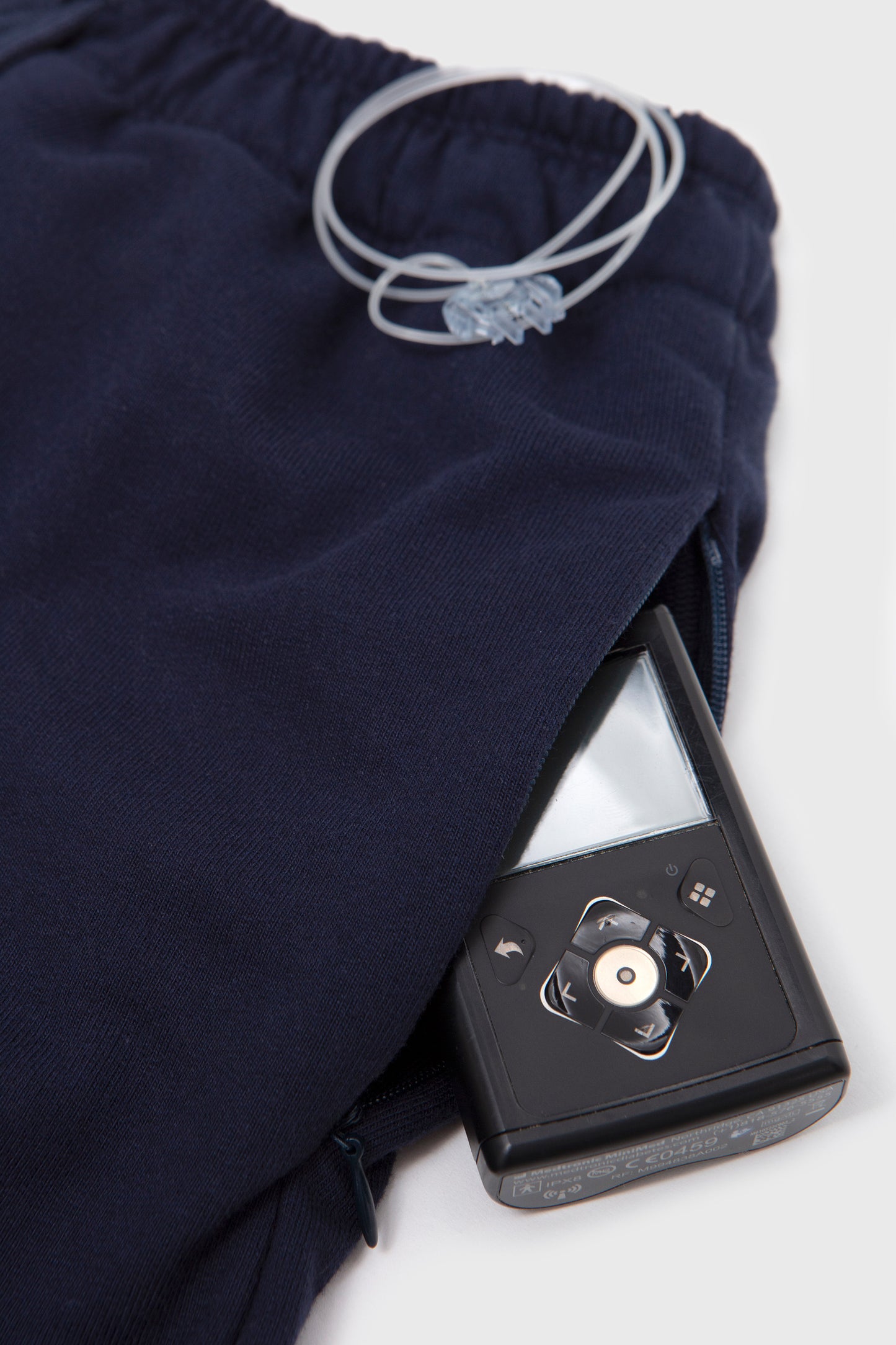
                  
                    detalle jogger con bolsillos cargo para bomba de insulina de Little Betas
                  
                
