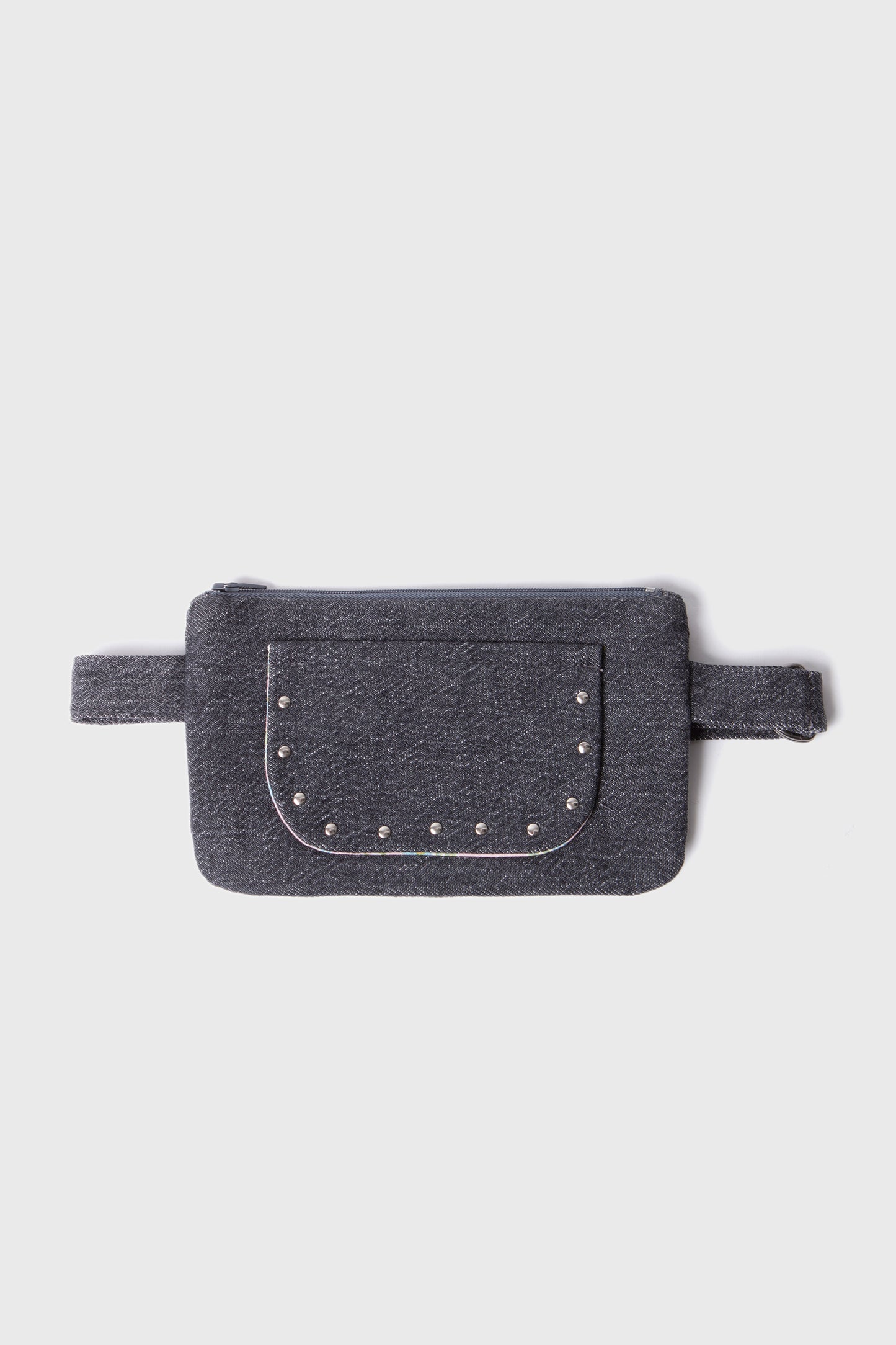 
                  
                    Riñonera para bomba de insulina de y teléfono móvil denim negro con tachas plateadas en solapa
                  
                