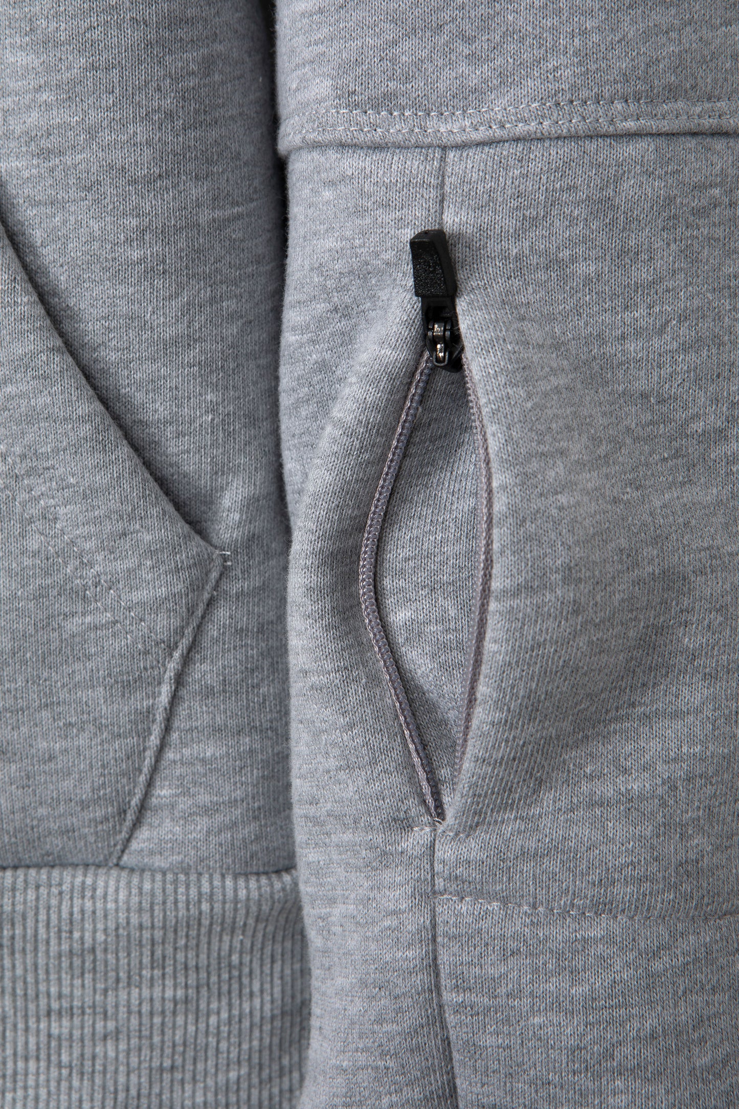 
                  
                    detalle cremallera manga de sudadera compatible con bomba de insulina de Little betas 
                  
                