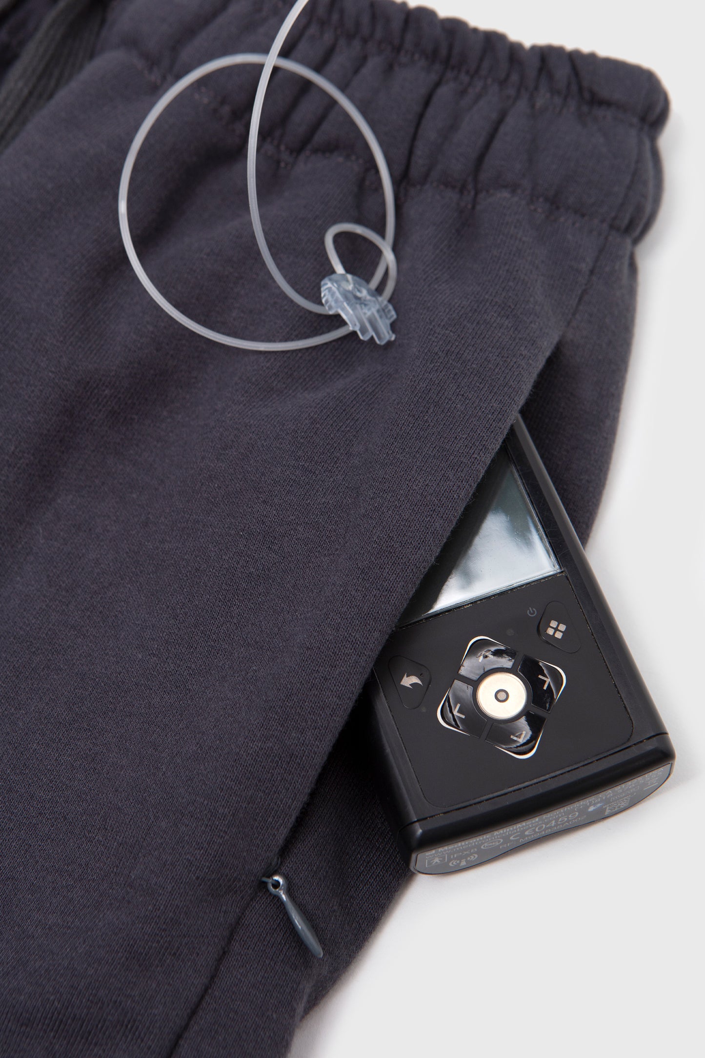 
                  
                    detalle bomba de insulina dentro de bolsillo pantalon Little betas


                  
                