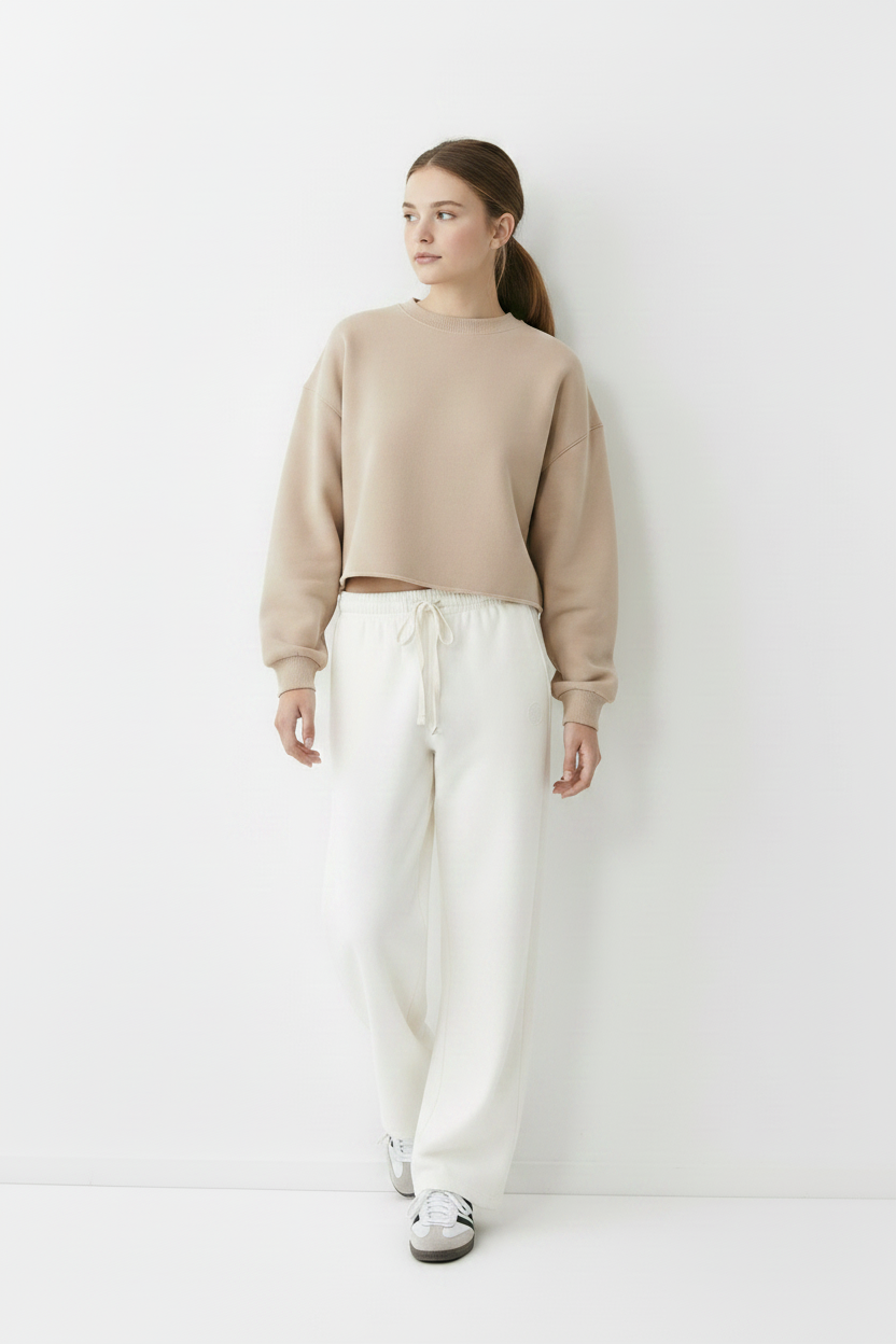 
                  
                    Pantalón chándal wide leg blanco - modelo caminando editorial Little Betas
                  
                