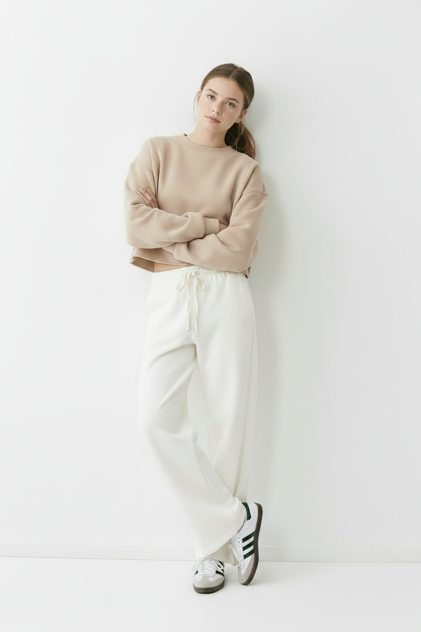 Pantalón chándal wide leg blanco - modelo editorial Little Betas
